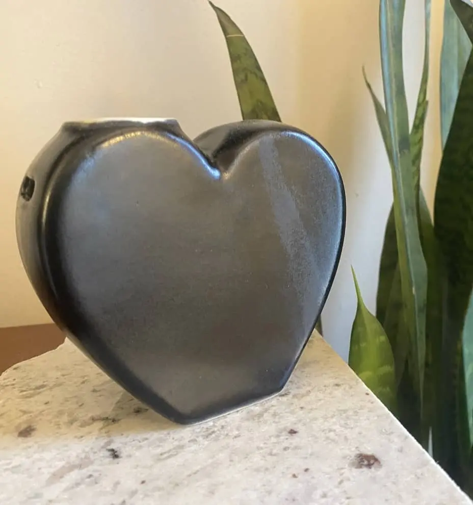 Ceramic heart dry pipe with black glaze